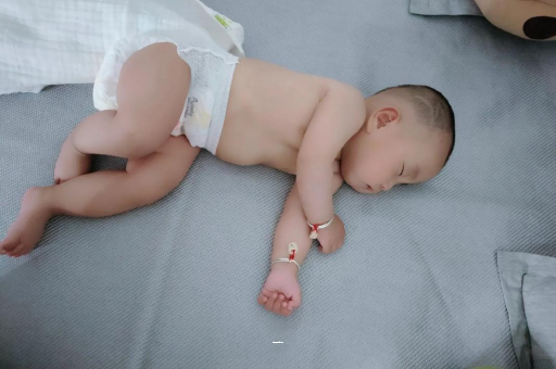 延边宝宝胳膊上起红疙瘩